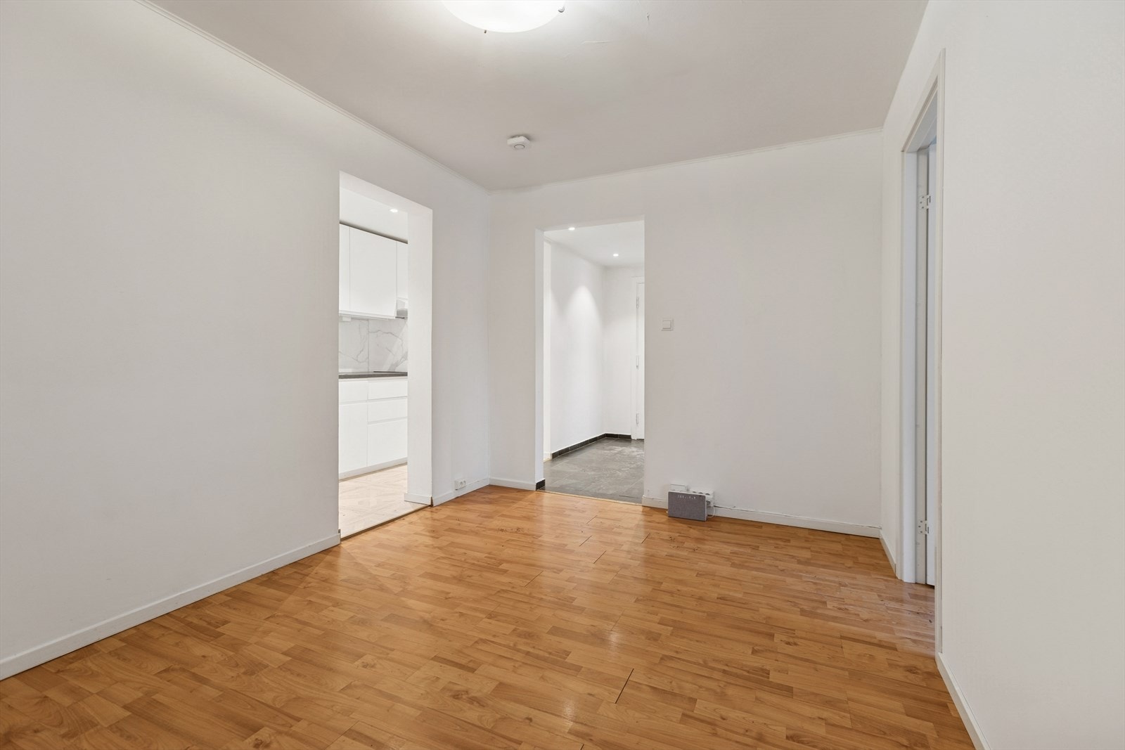 Stuen er et lyst og åpent rom som fungerer som et sentralt samlingspunkt i boligen. Galleribilde