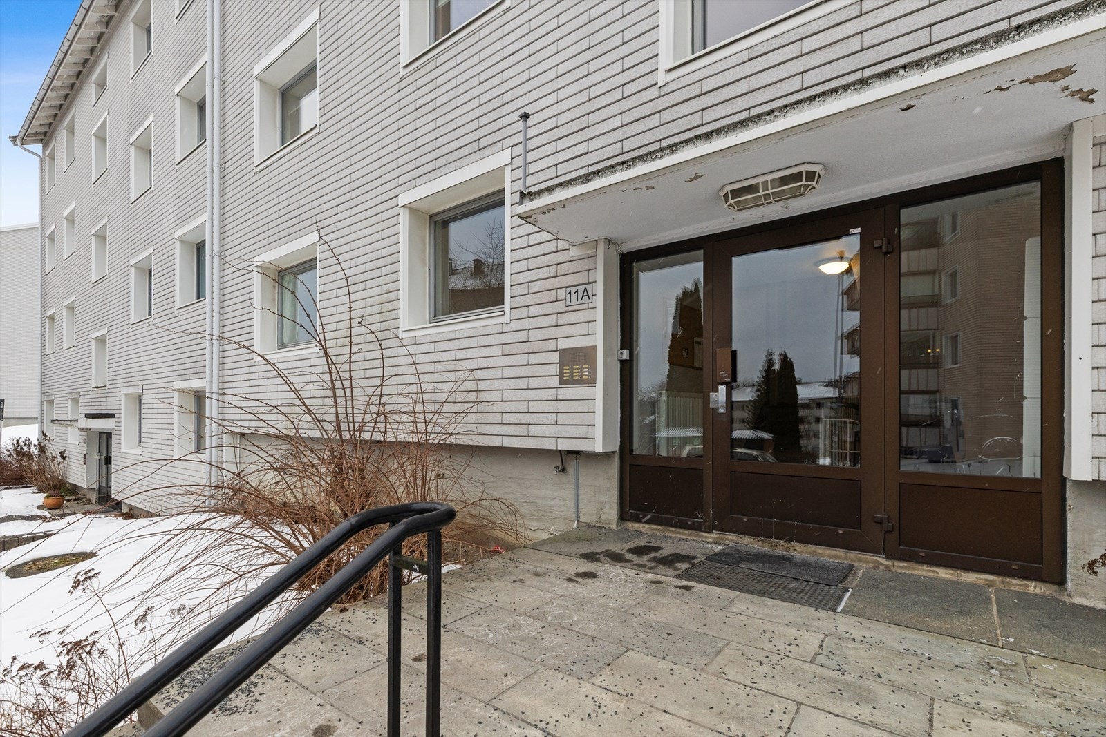 Leiligheten ligger i høy første etasje i en klassisk boligblokk fra 1960, sentralt på Lambertseter. Galleribilde