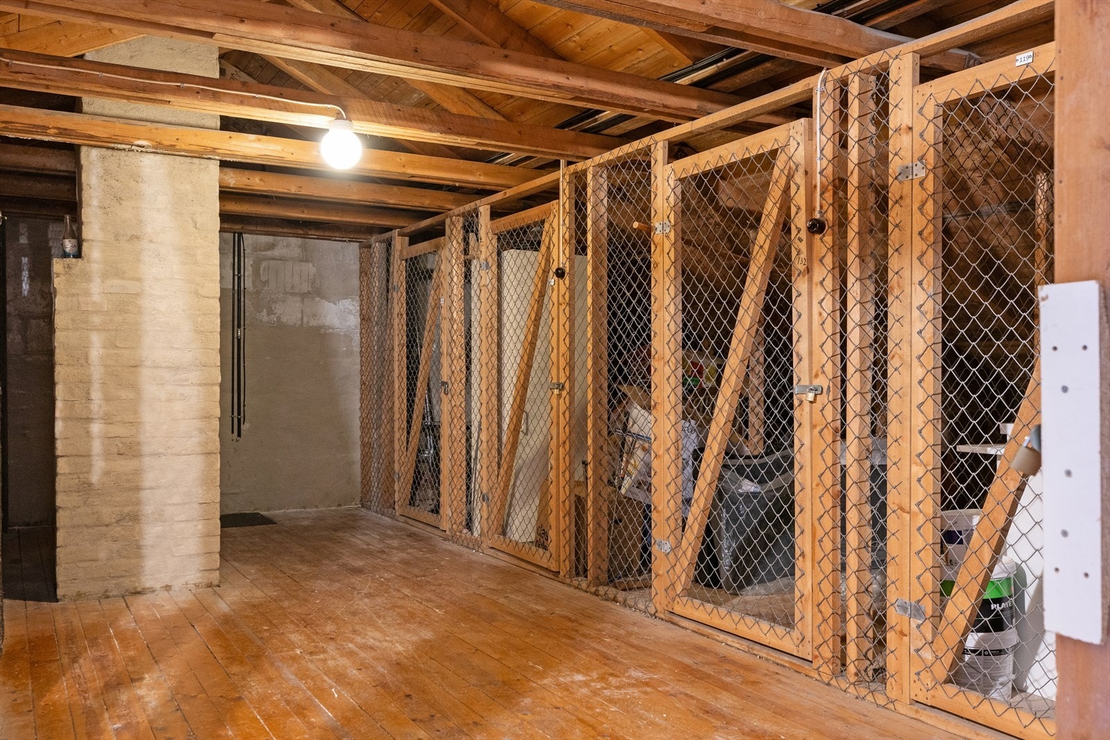 Leiligheten disponerer en romslig loftsbod som gir rikelig med ekstra lagringsplass. Galleribilde