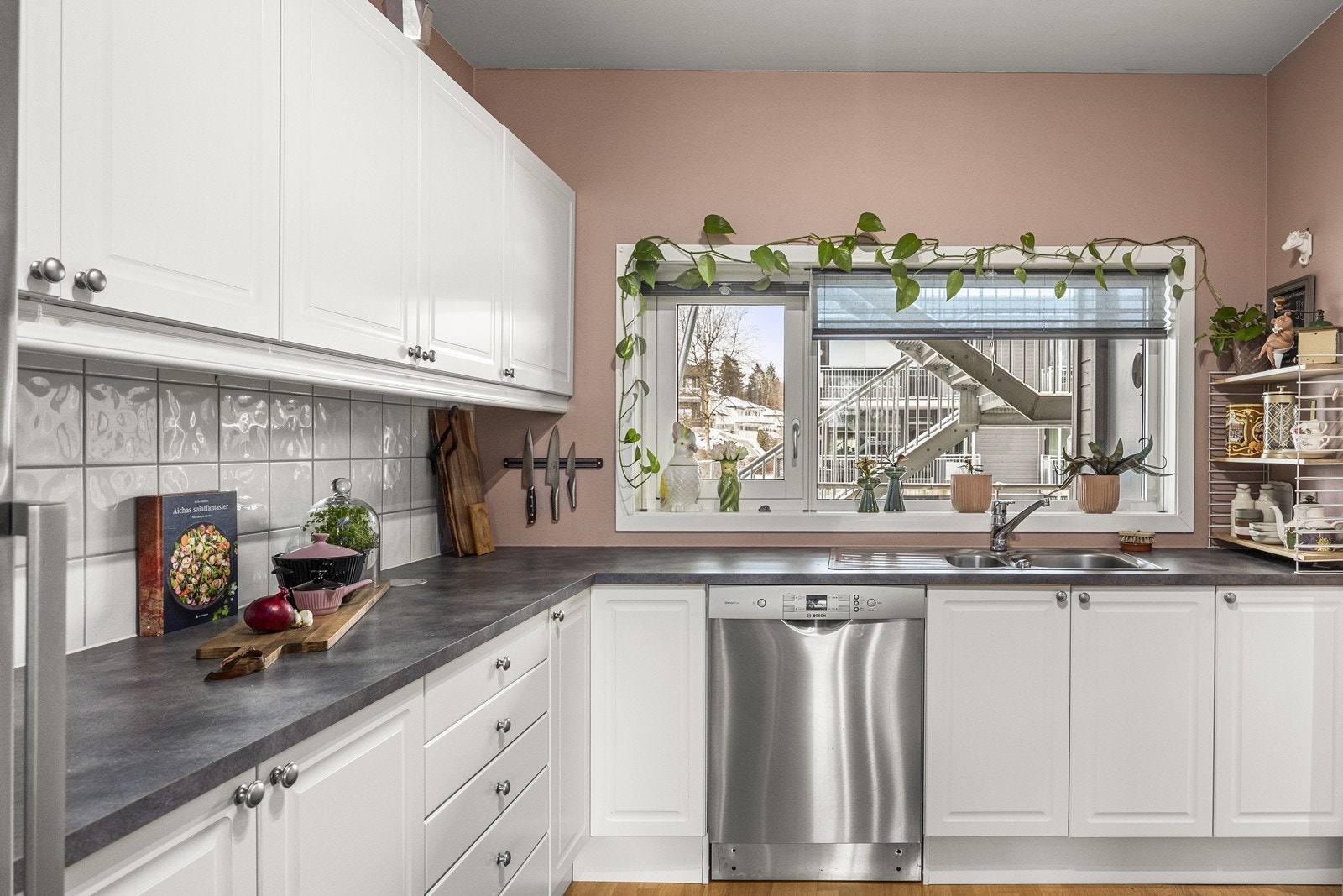 Pen og praktisk kjøkkeninnredning. Galleribilde