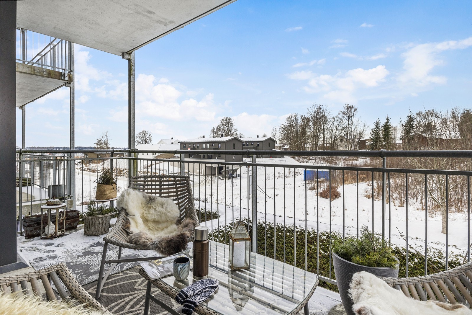 Fin utsikt og kveldssol på verandaen. Galleribilde