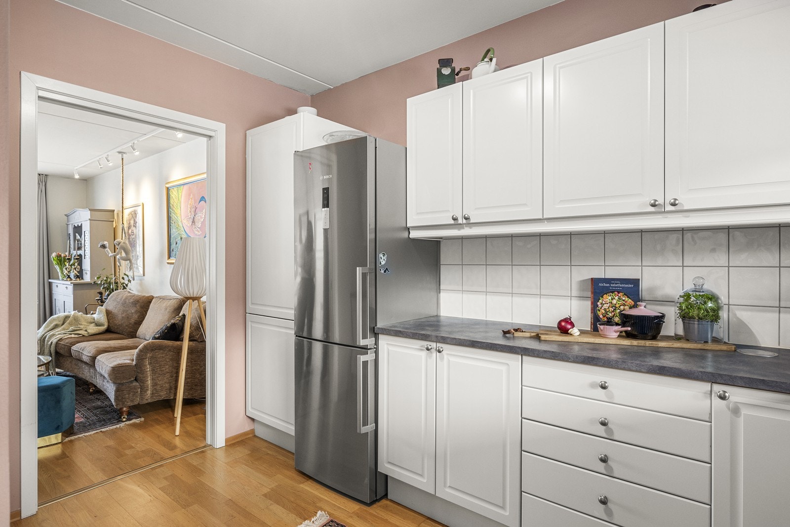 Kjøkken har tilgang både fra gangen og fra stua. Galleribilde