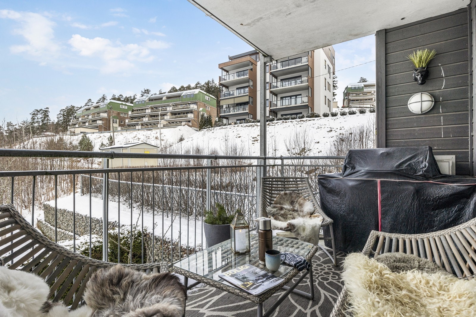 Leiligheten har en egen overbygget veranda. Galleribilde