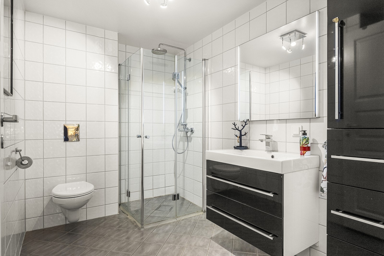 Pent og flislagt bad med elektriske varmekabler. Galleribilde