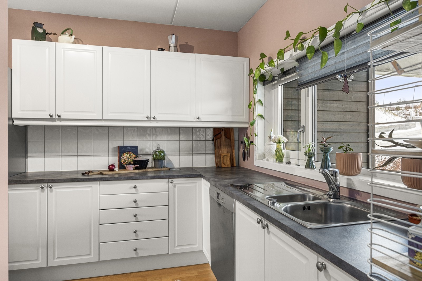 Lyst kjøkken med stort vindu. Dette gir godt lys på arbeidsplassen. Galleribilde