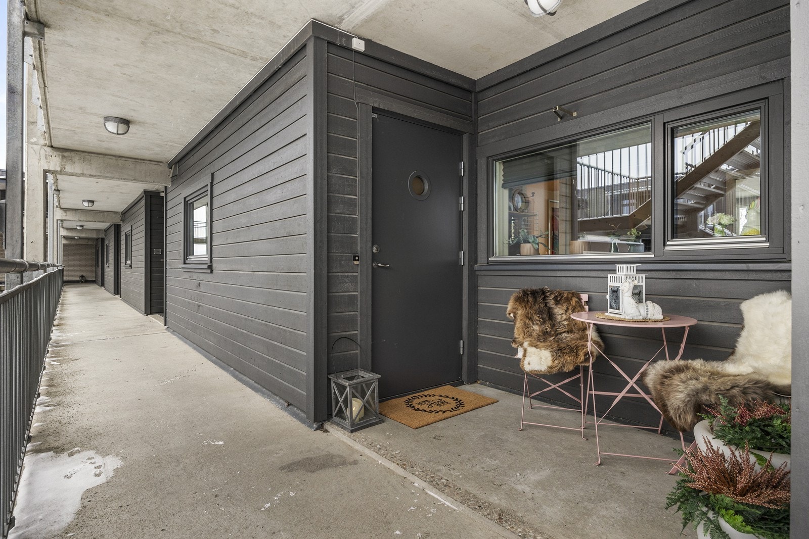 Et hyggelig inngangsparti ønsker velkommen inn. Galleribilde