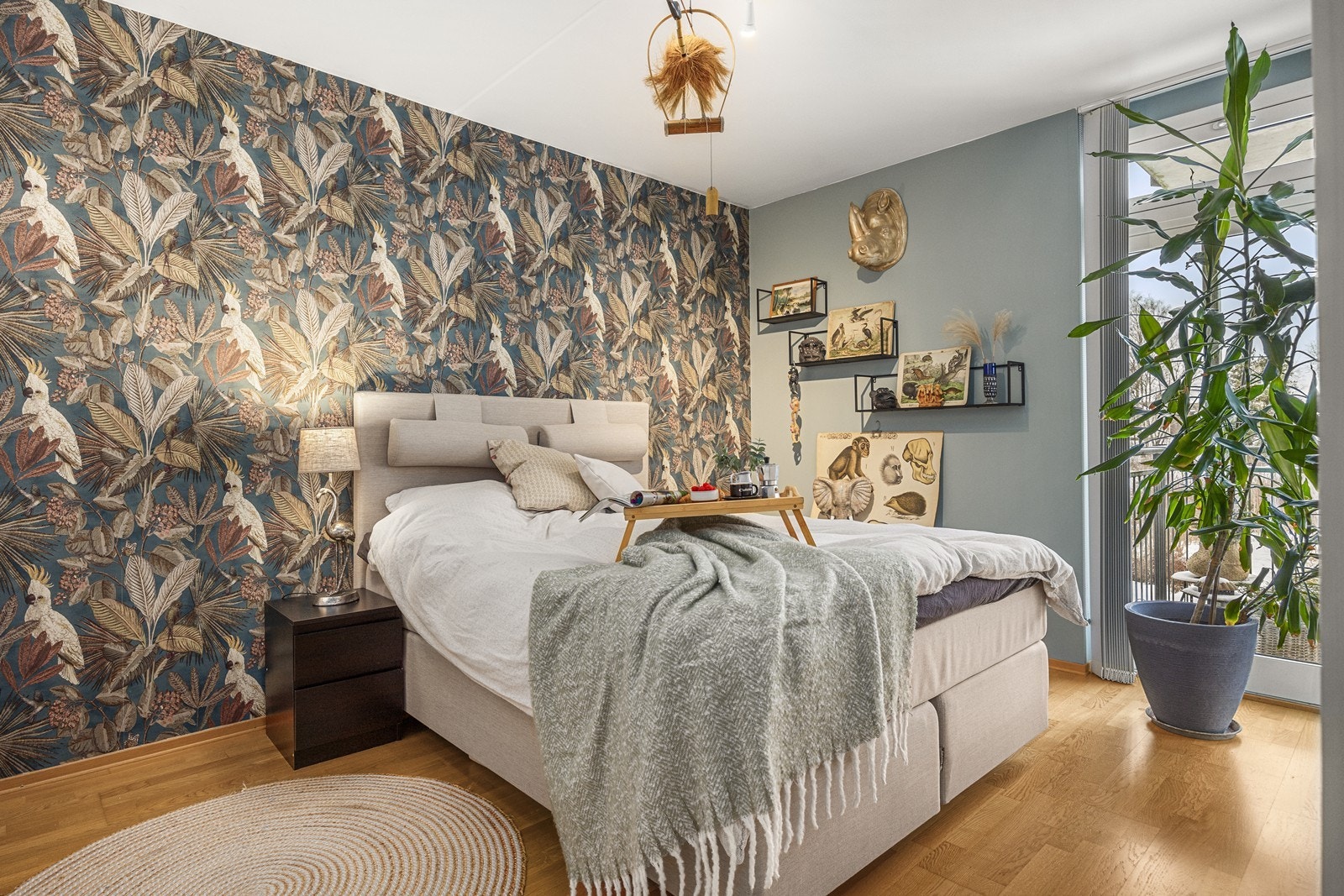 Lekkert soverom med vindu fra gulv til tak. Galleribilde