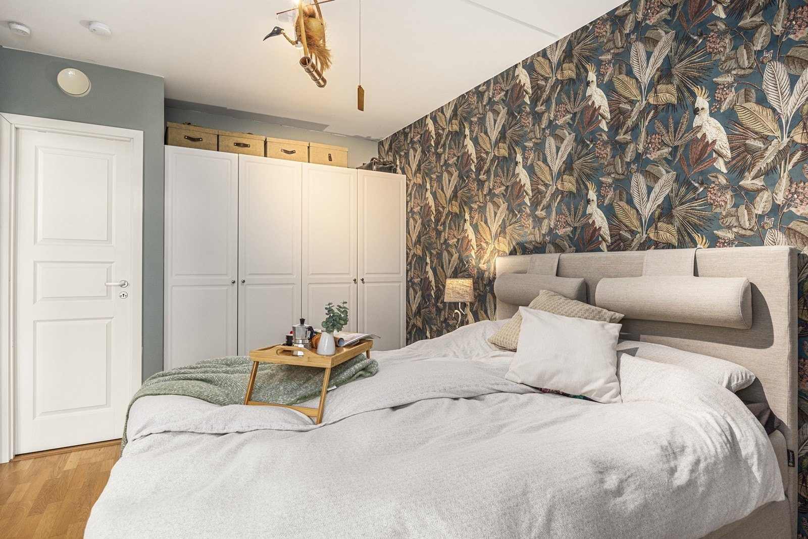 Stort garderobeskap på soverommet. Galleribilde