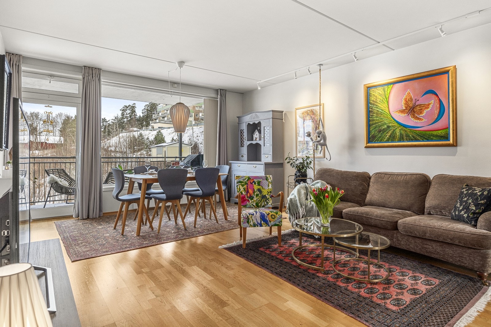 Pen og lys stue med store vindusflater. Galleribilde