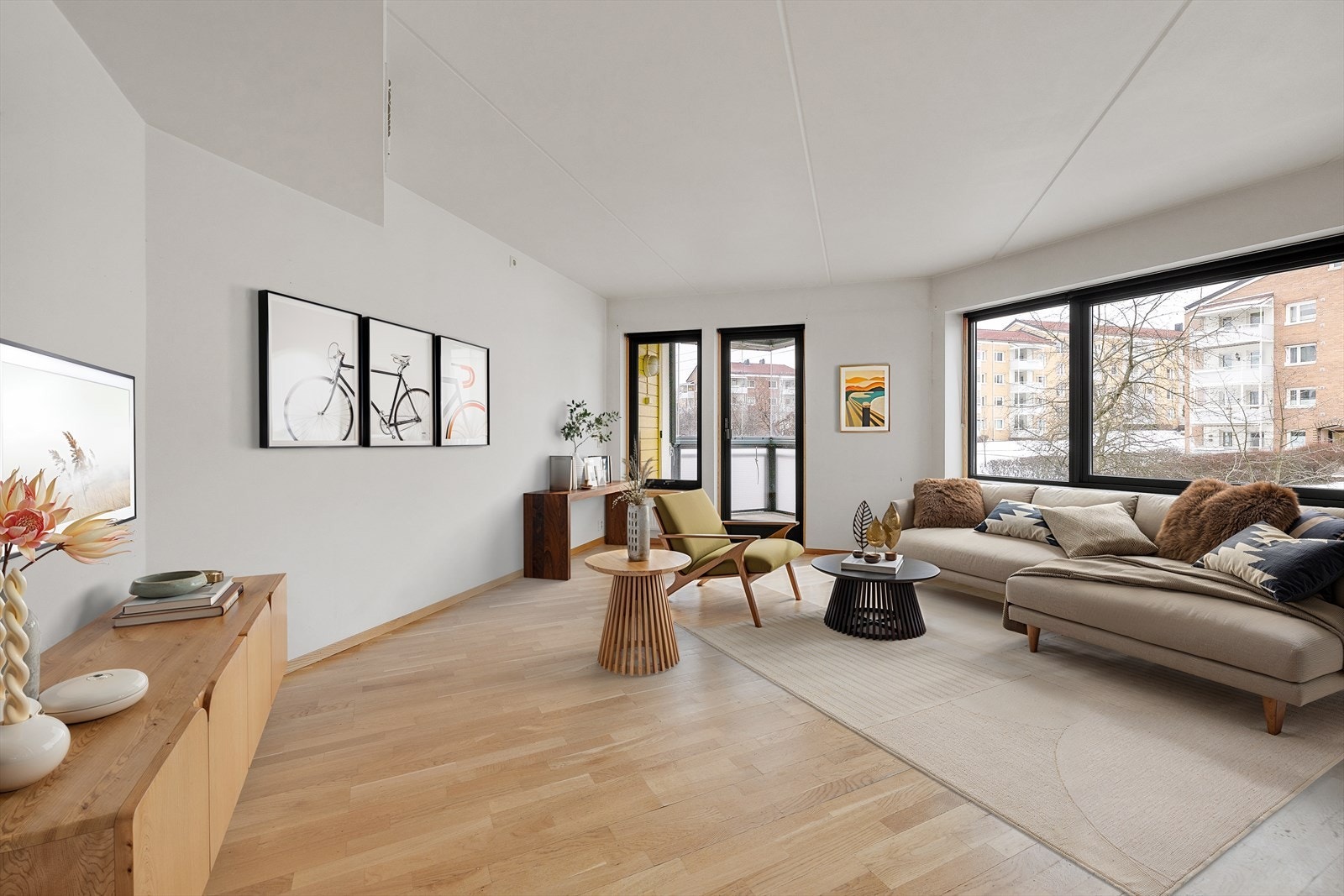 Store vindusflater gir godt lysinnslipp og utsikt mot nærområdet. Bildet er digitalt stylet. Galleribilde