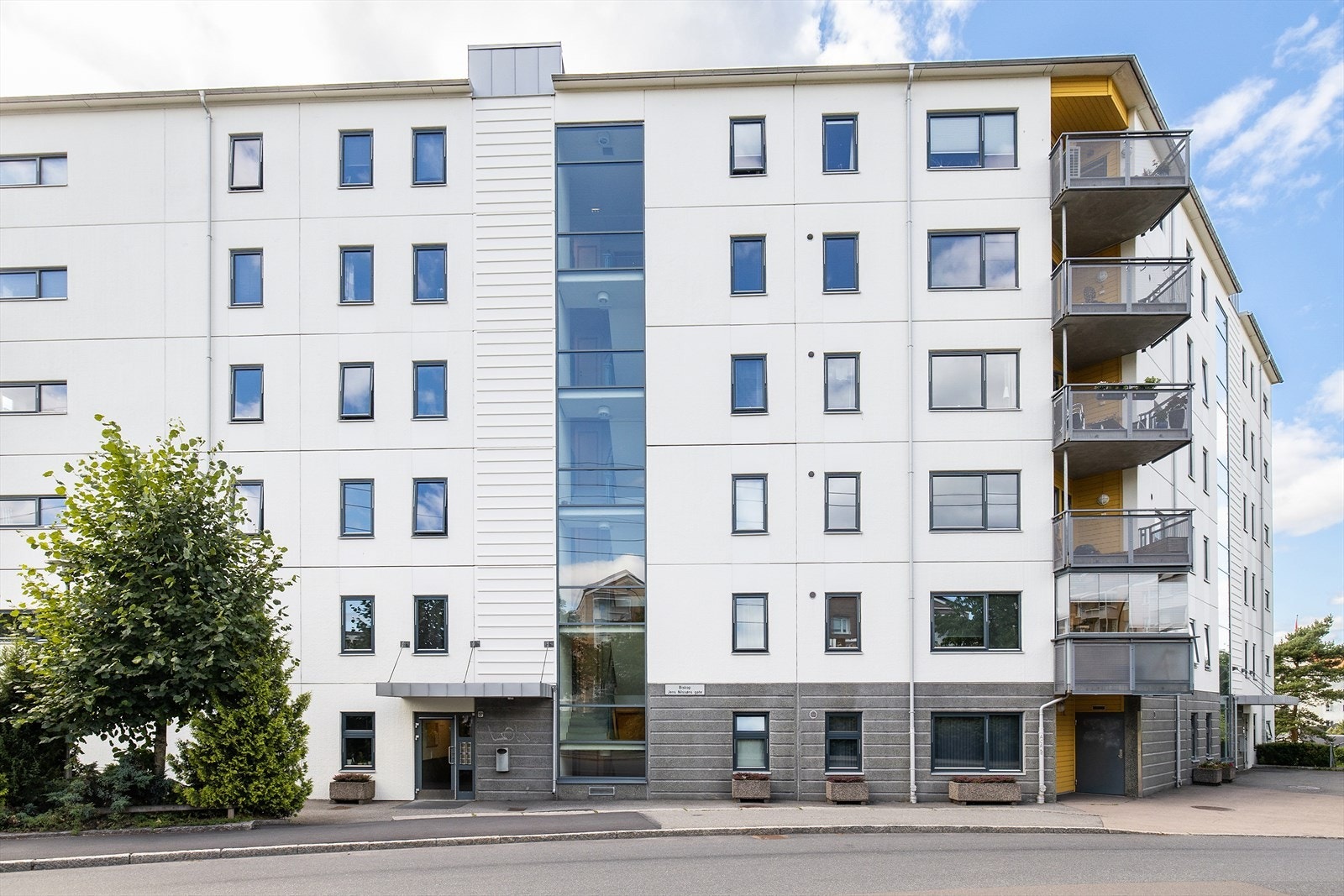 Hovedinngangen er utstyrt med store glasspartier som gir naturlig lys. Galleribilde