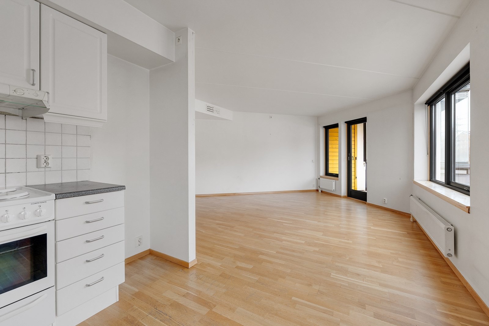 Fra kjøkkenet er det direkte adkomst til stue med utgang til balkong. Galleribilde