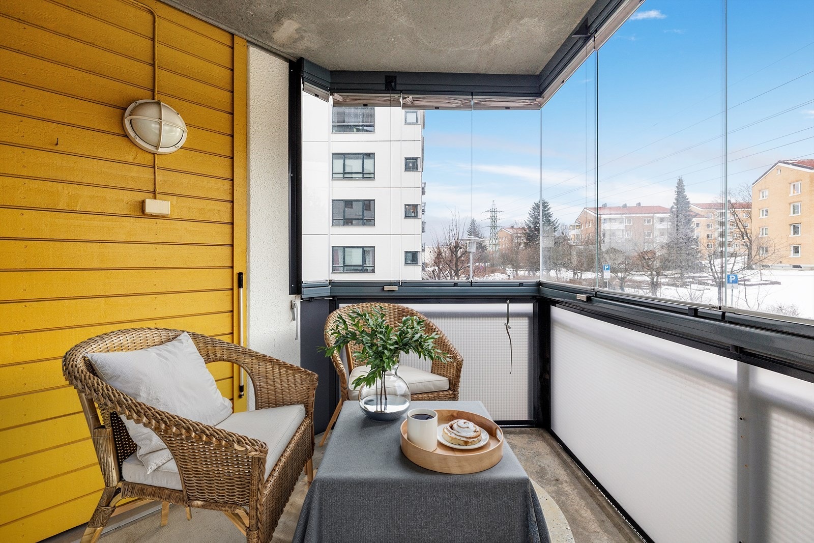 Innglasset balkong gir ekstra bruksmuligheter året rundt. Bildet er digitalt stylet. Galleribilde