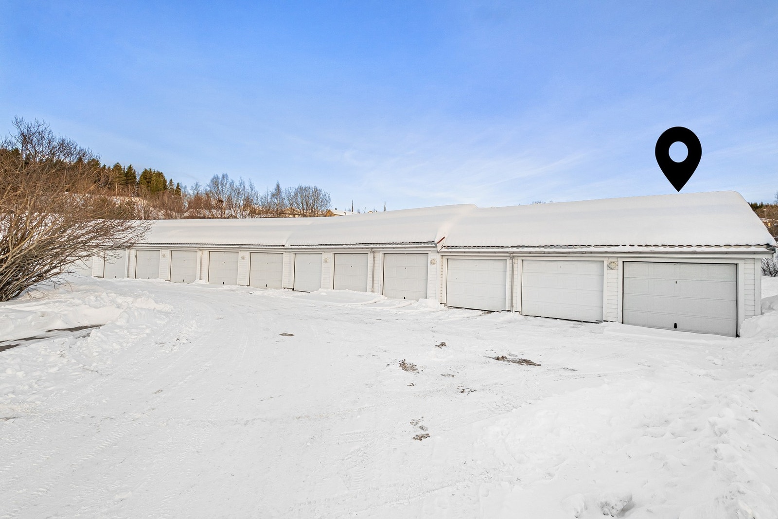 Egen garasje med gunstig plassering i enden av rekken! Strøm er lagt til garasjene slik at det kan etableres elbil-lader. Galleribilde