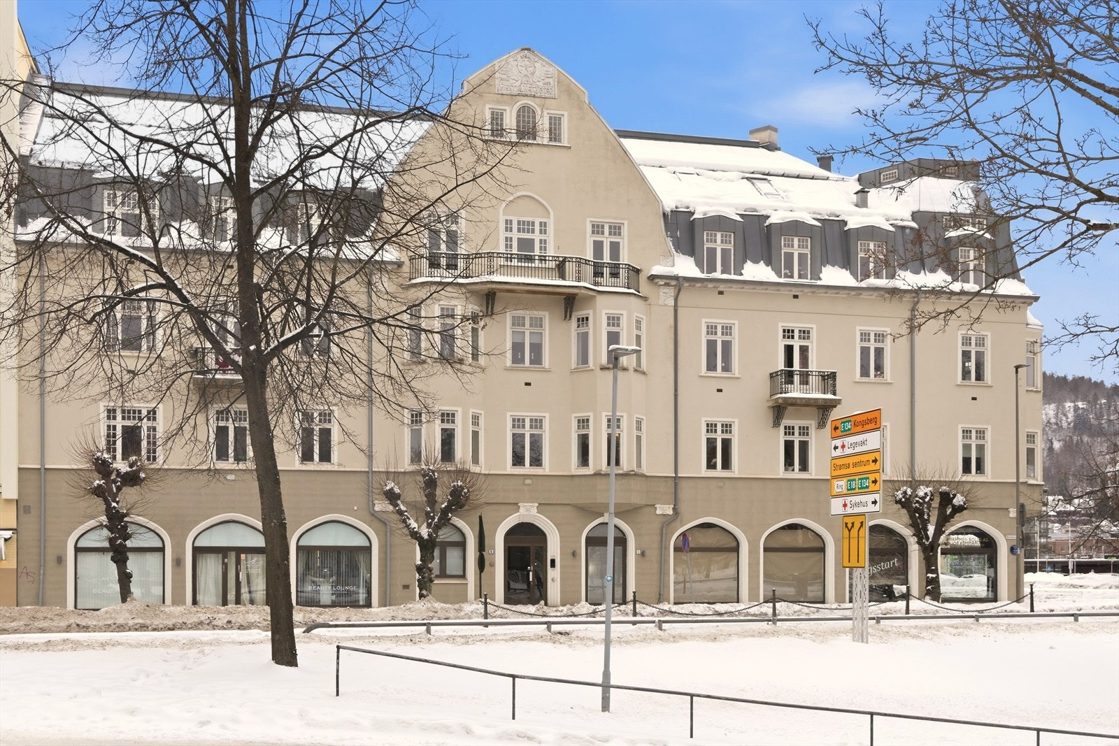 Dette er en arkitekttegnet bygård i jugendstil, tegnet av Christian Arbo og sto ferdig i 1913, men senere pusset opp Galleribilde