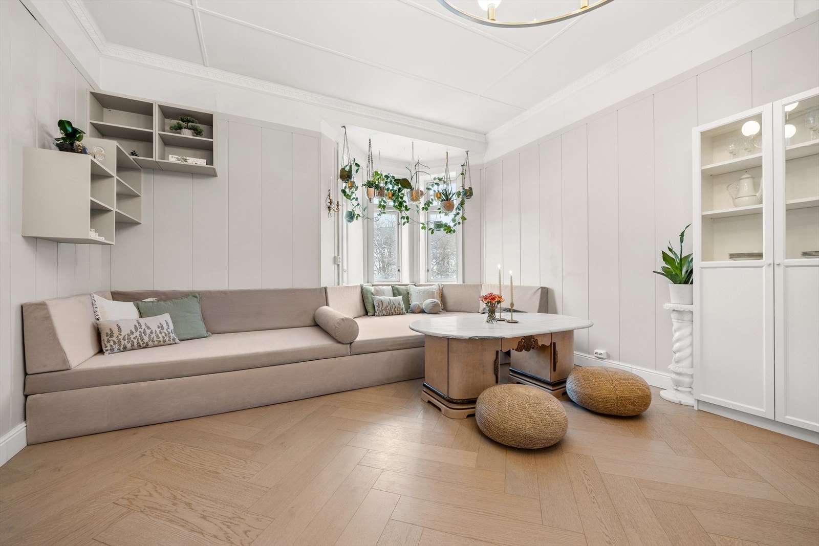 Stuen er oppgradert med flott fiskebensparkett på gulv Galleribilde