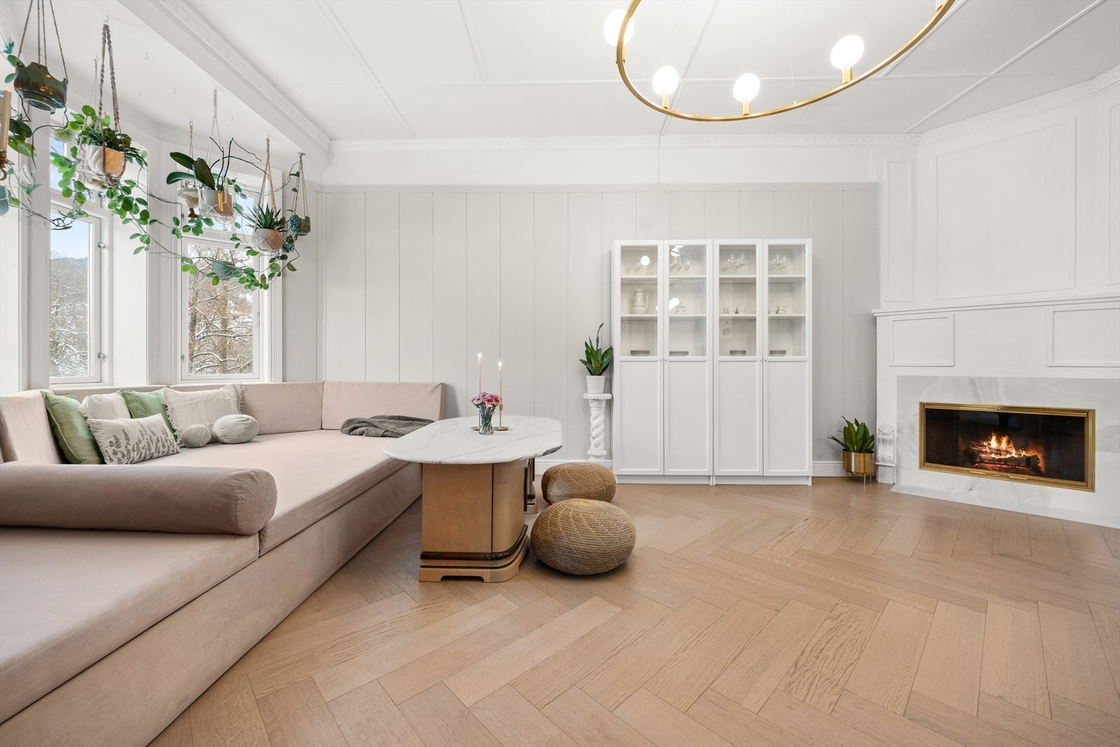 Lys og flott stue med god plass til sofagruppe Galleribilde