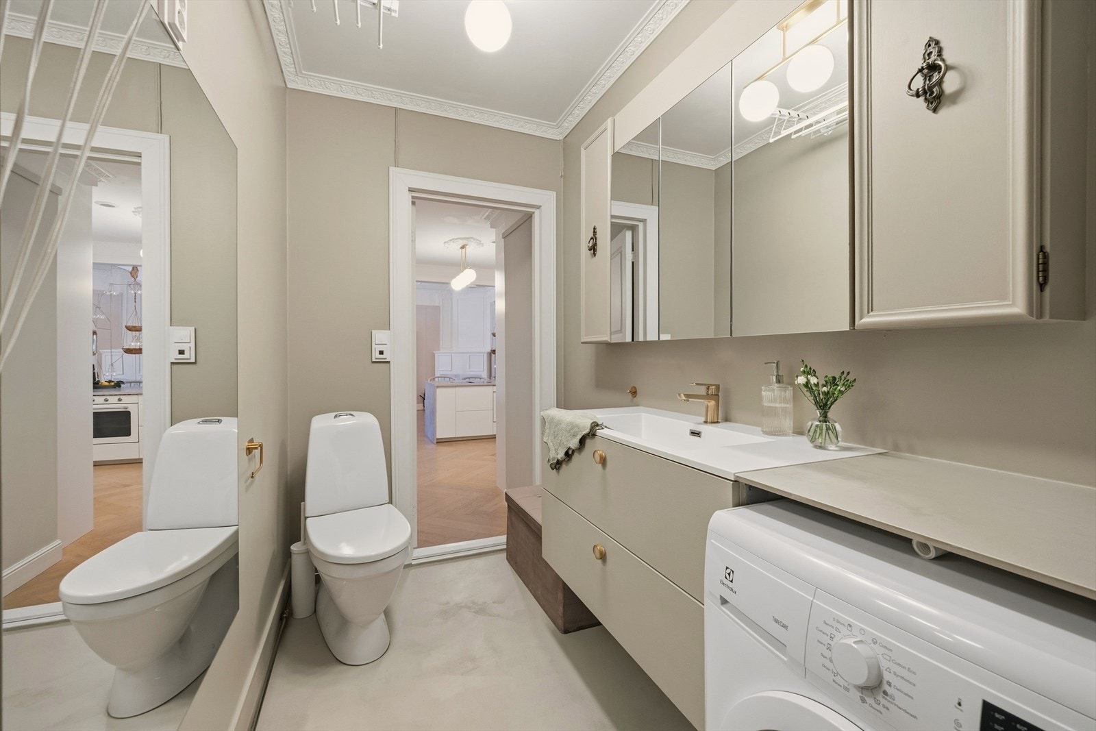 Pent bad med mikrosement og innredning fra 2022 Galleribilde