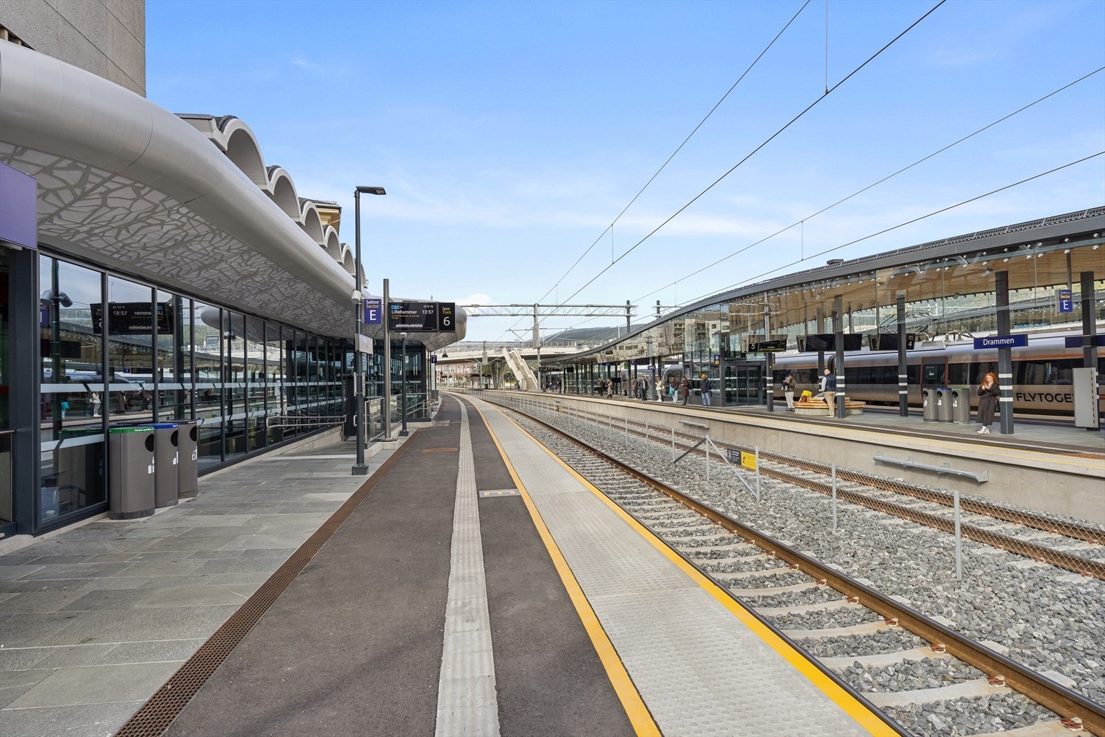 Drammen togstasjon med hyppige avganger retning Oslo Galleribilde