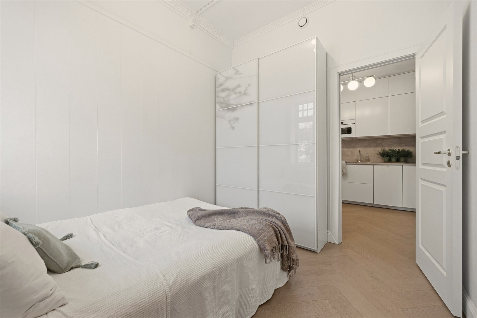 Soverommet gir god plass for dobbeltseng, nattbord og garderobeskap Galleribilde