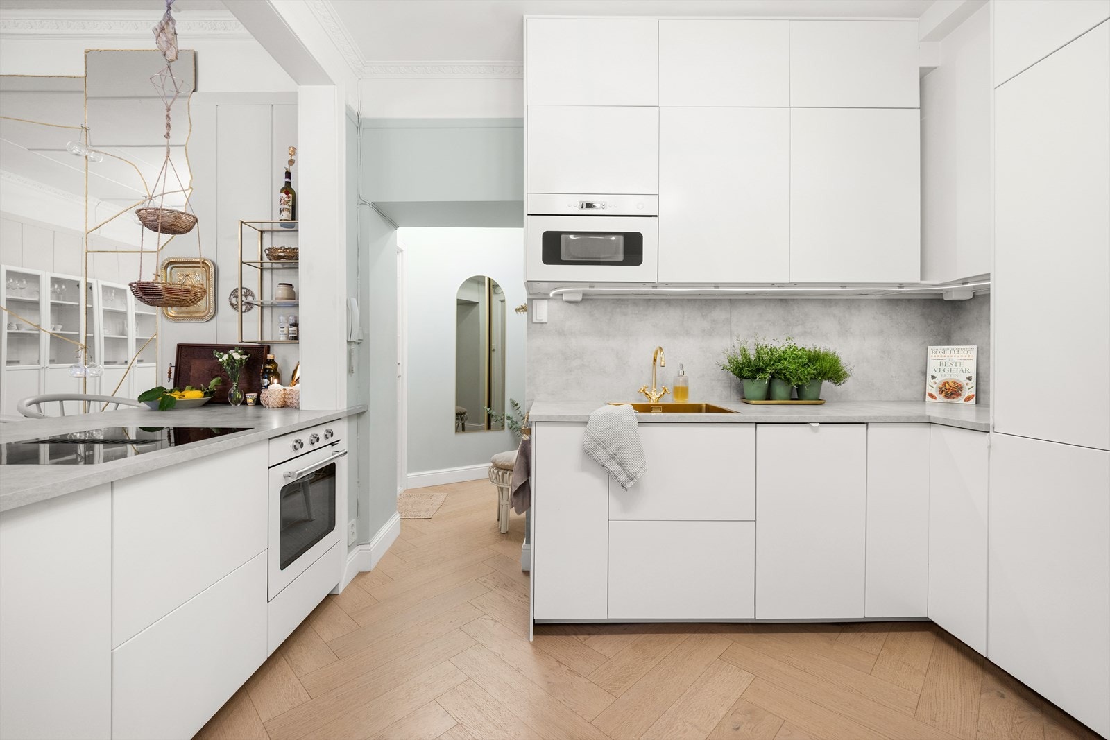 Kjøkkenet har glatte fronter, veggplate over kjøkkenbenk, benkeplate i laminat og praktisk kjøkkenøy Galleribilde