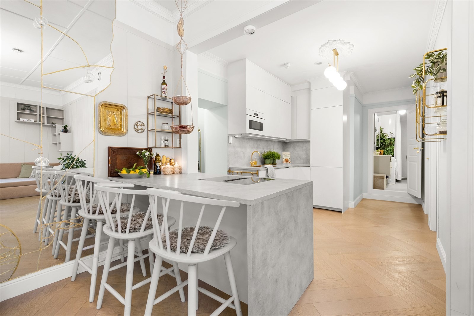 Leiligheten er oppgradert i 2022 og har klassiske detaljer, god takhøyde og profilert listverk Galleribilde