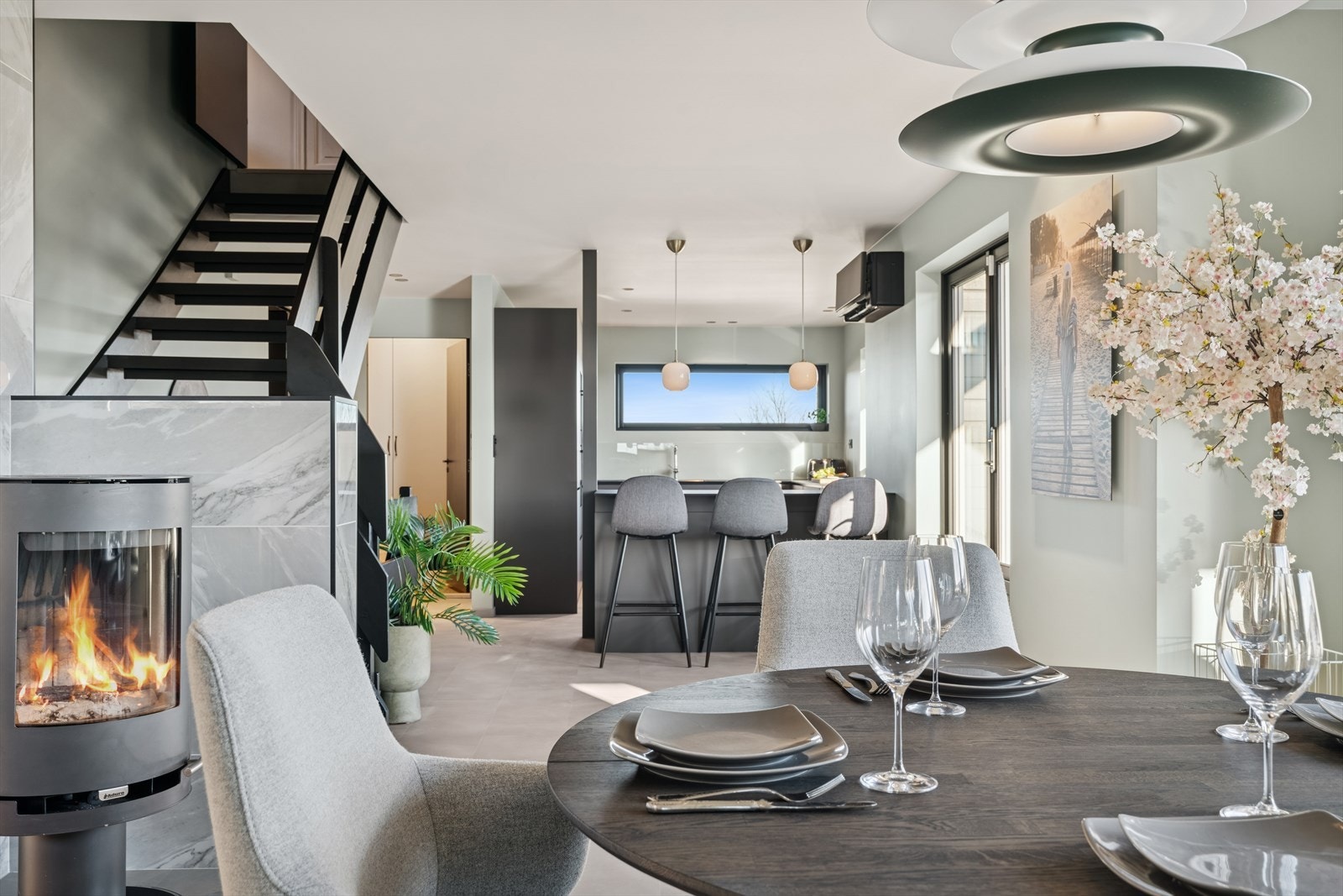 En moderne vedovn skaper en lun atmosfære. Helsparklede, listefrie overflater gir et moderne og eksklusivt uttrykk med rene linjer og et sømløst helhetsinntrykk. Galleribilde