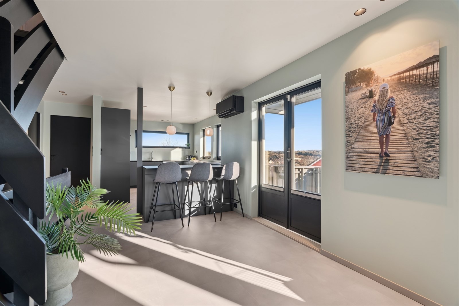 Praktisk barløsning gir ekstra sitteplasser og fungerer som et naturlig skille mot spisestuen. Her inviteres det til en rolig kopp med morgenkaffe - Eller en rask matbit til folk på farten. Varmepumpe. Utgang til en romslig, delvis overbygget terrasse. Galleribilde