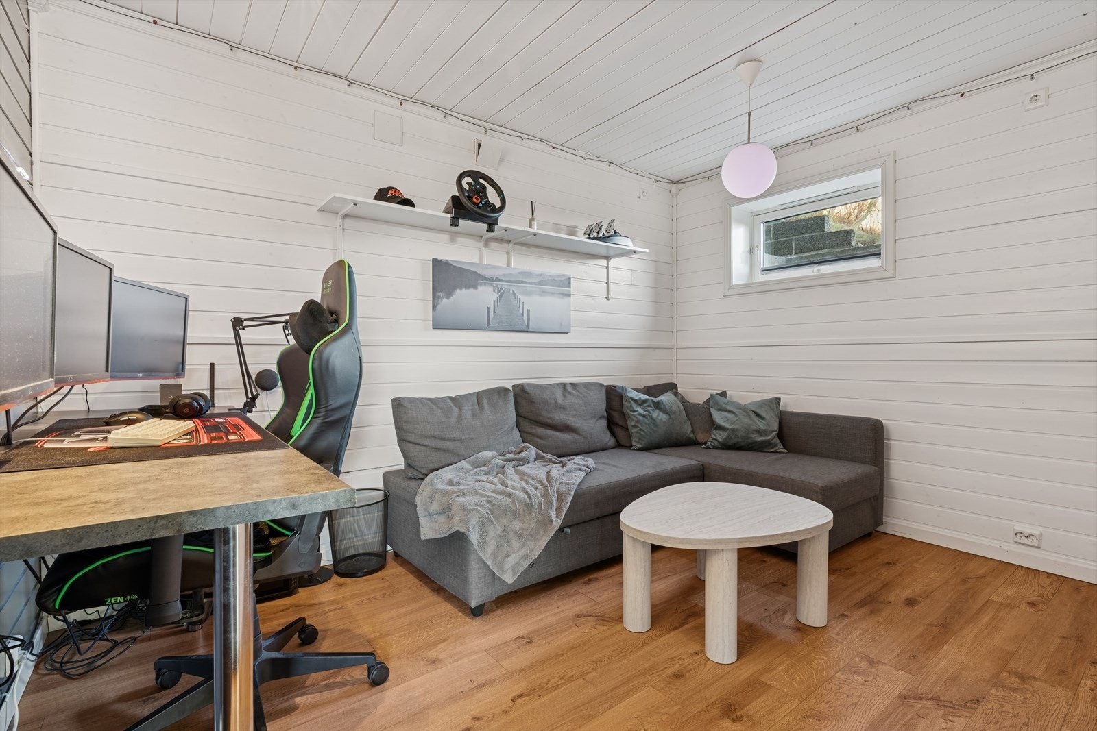 Hobbyrom. (Opprinnelig "klær" og bod slått sammen, rommet er idag innredet som soverom, ikke søkt godkjent). Galleribilde