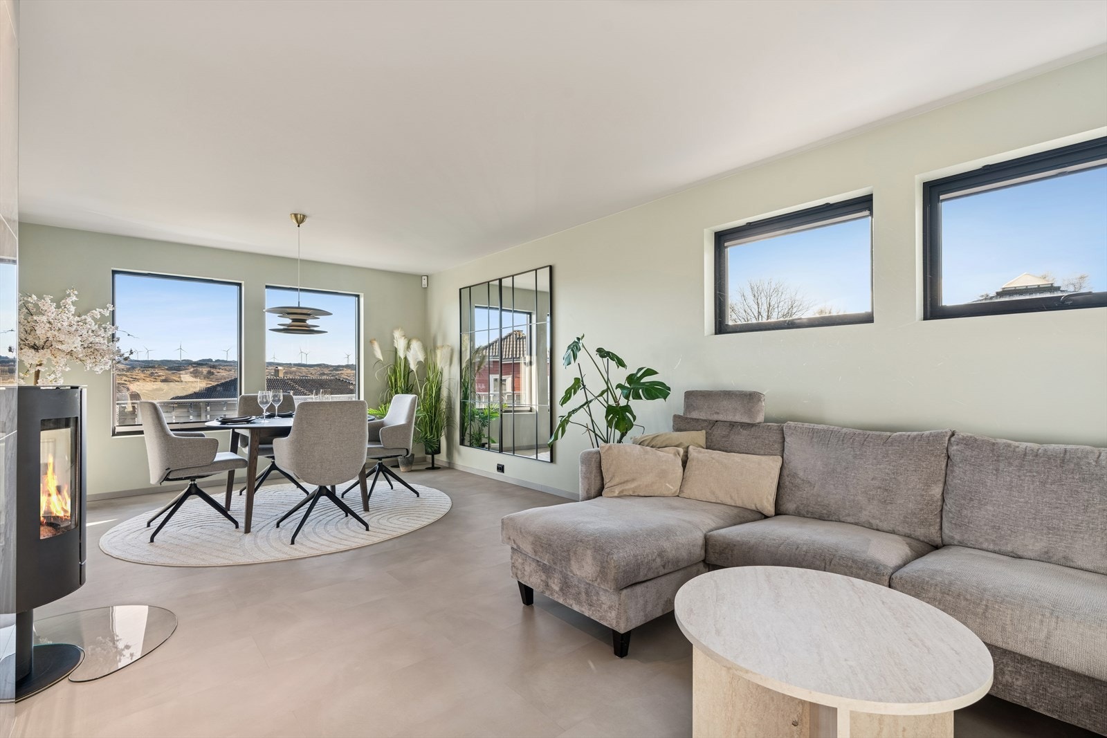 Etasjen har en åpen og sosial planløsning hvor stue, spisestue og kjøkken glir naturlig over i hverandre. Galleribilde