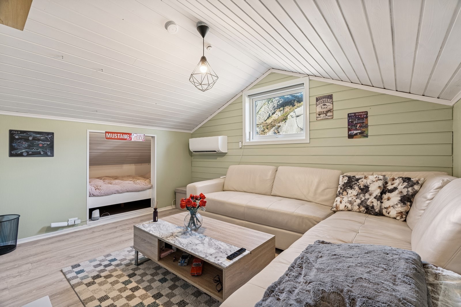 Etasjen er idag innredet, ikke søkt godkjent. Loftsetasjen er innredet med en koselig stue, perfekt som en ekstra TV-stue eller lekerom for barna. Her er det også et soverom med en smart, innebygget alkove. Varmepumpe. Galleribilde