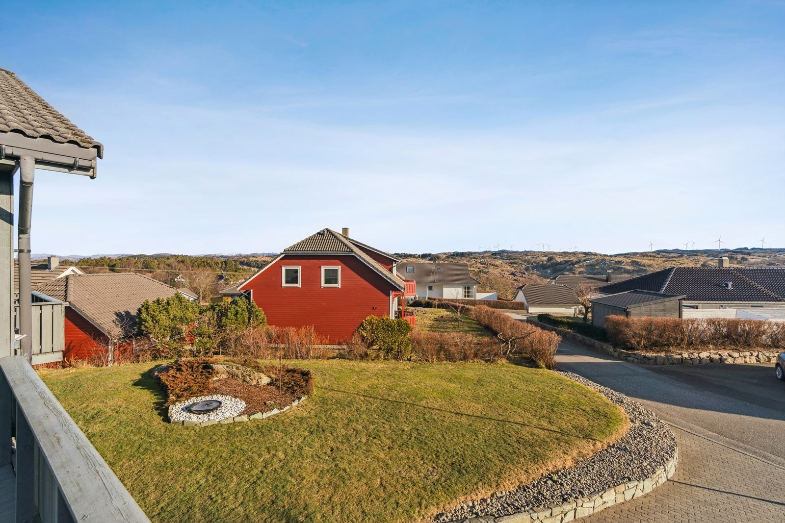 Solrik hage, boltreplass for både store og små. Galleribilde