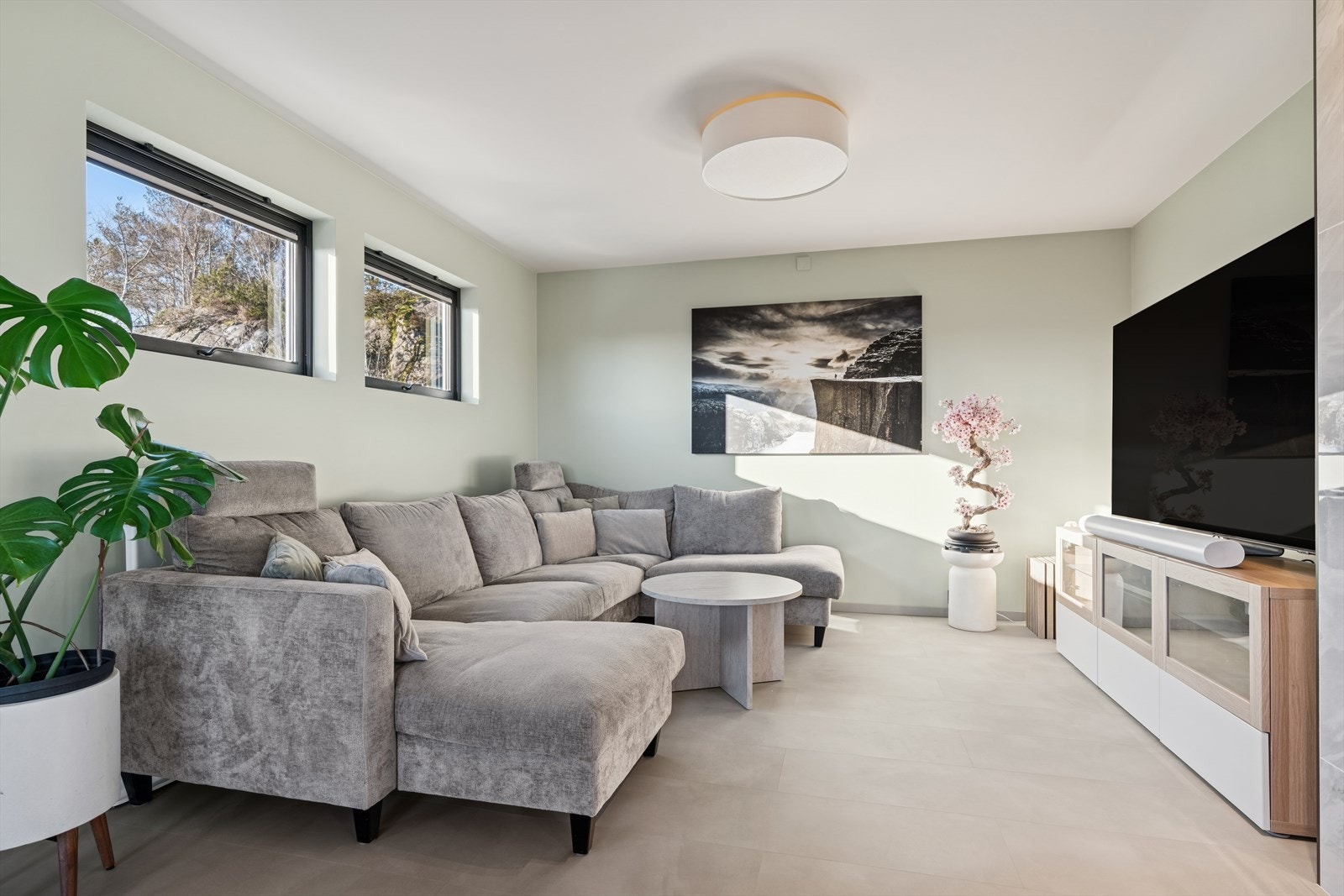 God plass til sofagruppe og tv-møblement. Galleribilde