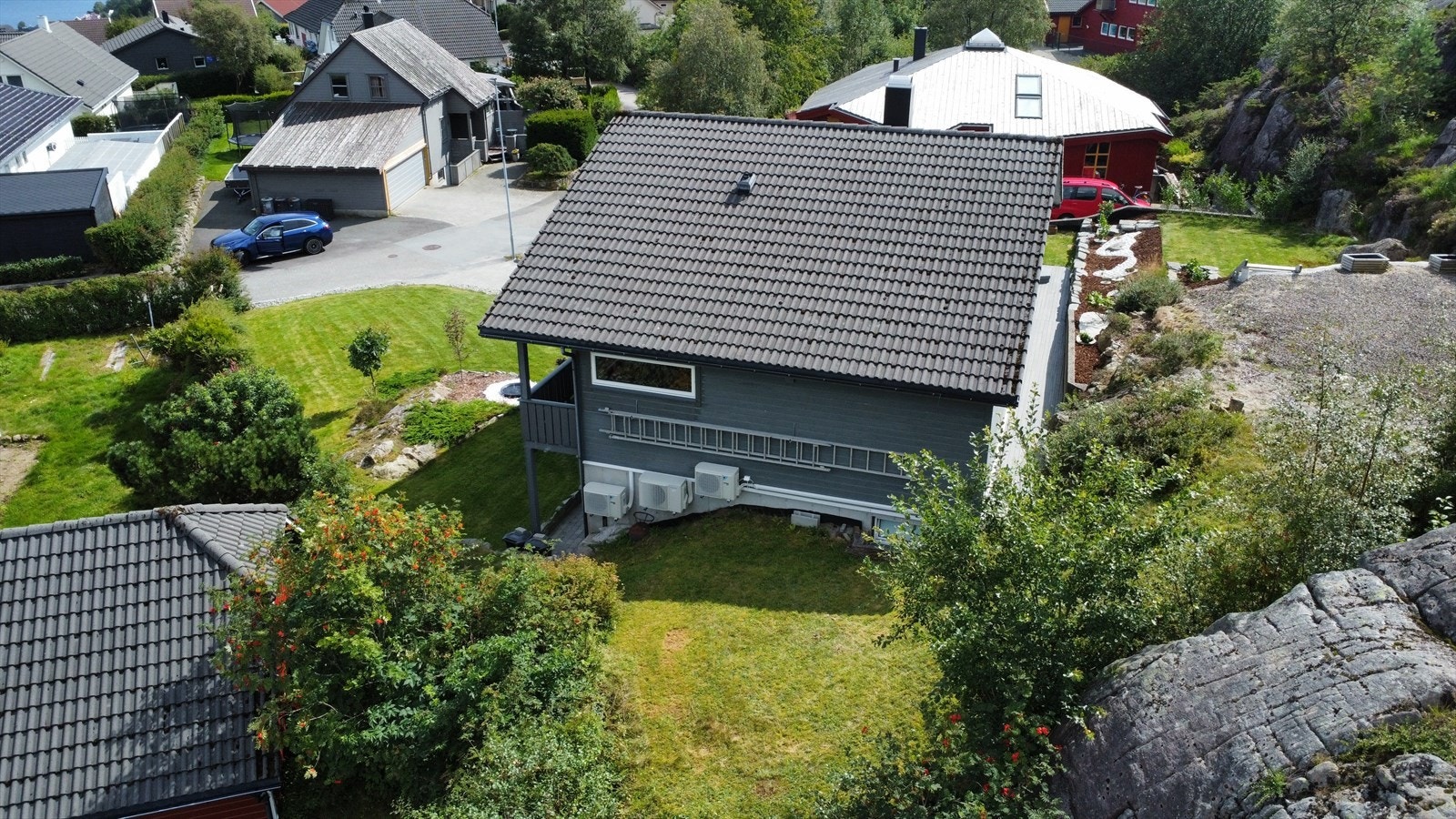 Boligen er fint plassert i terrenget og har herlige solforhold - Tomten grenser direkte til friområde og Kiellandskogen, noe som gir umiddelbar tilgang til flotte turområder og naturskjønne opplevelser rett utenfor døren. Galleribilde