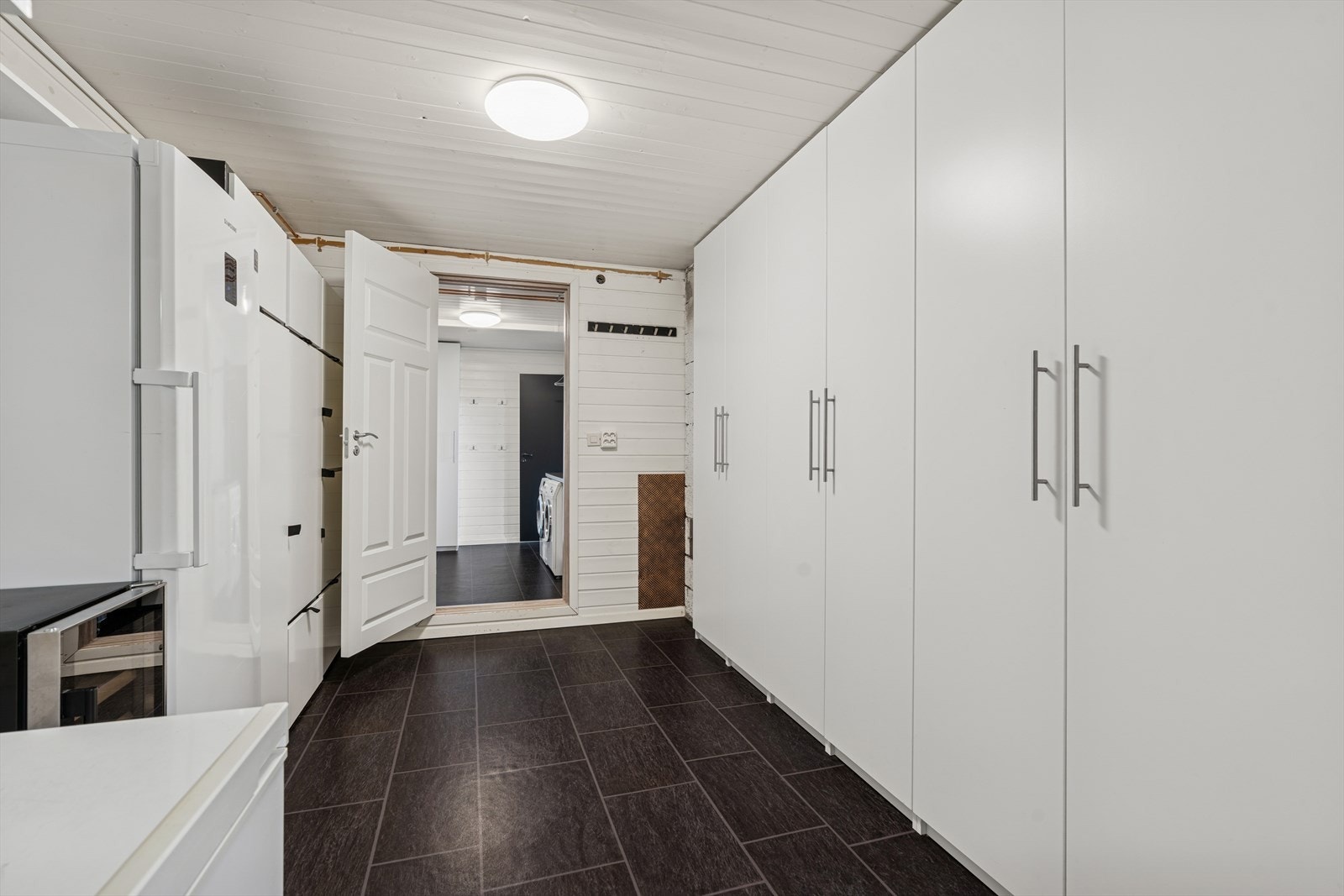 Bod med direkte adkomst til bod og garasje - Perfekt for oppbevaring og en enklere hverdag. Galleribilde