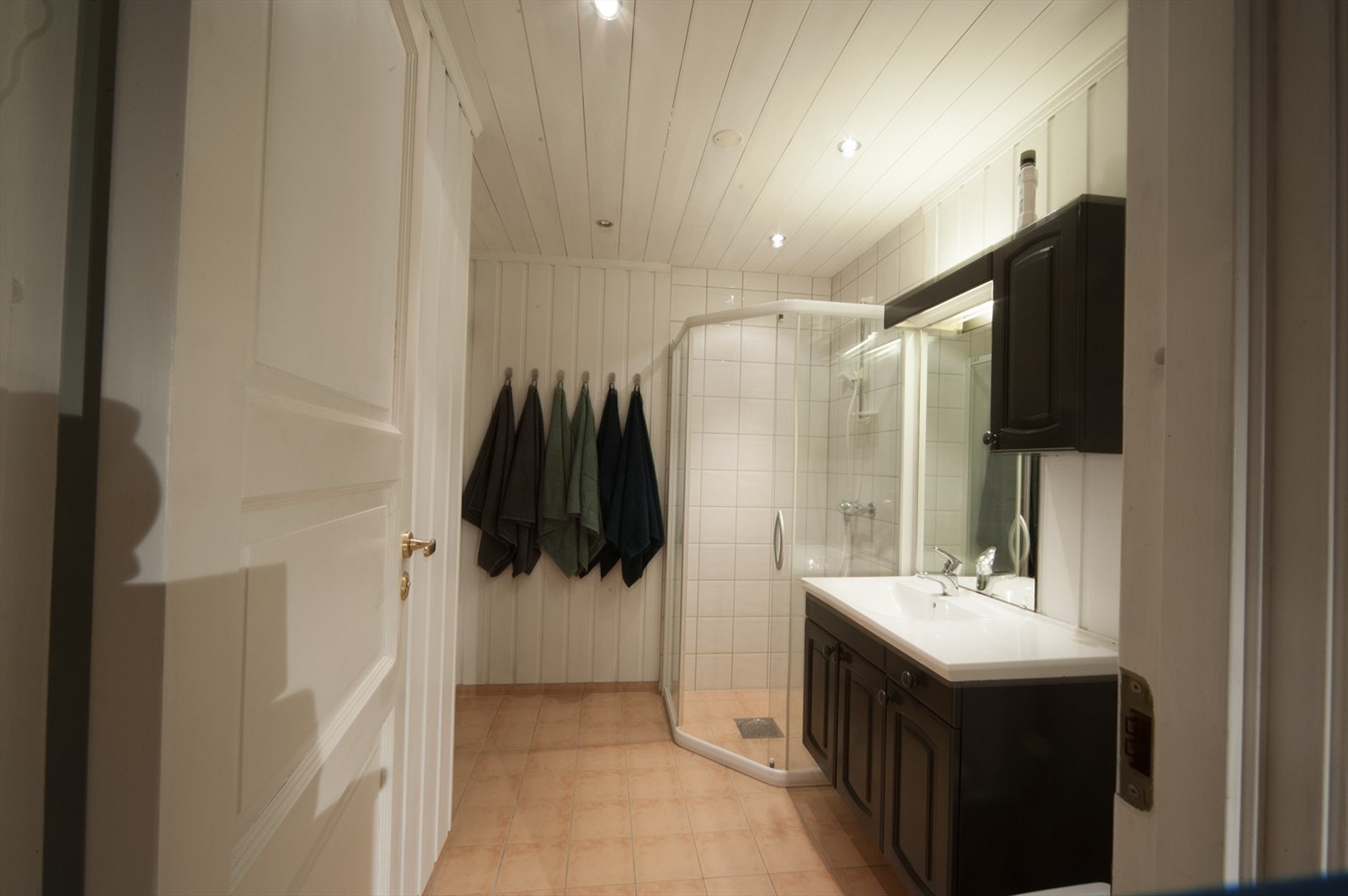 Leiligheten har to romslige bad, hvorav ett med tilgang til badstue. Begge badene er helfliset, og har varme i gulvet. Galleribilde