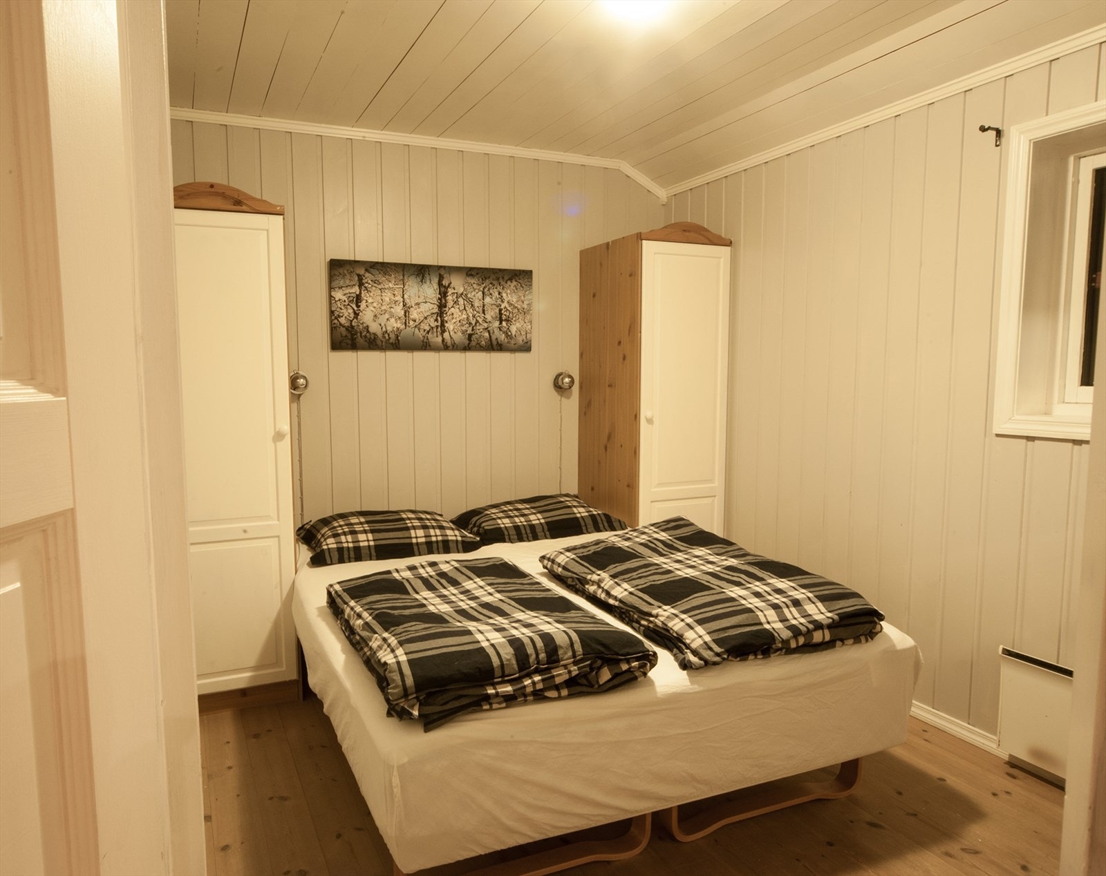 Alle soverommene har enten plass til seng og garderobemulighet, og er i dag innredet med både køyeseng, dobbeltseng og enkeltseng. Galleribilde