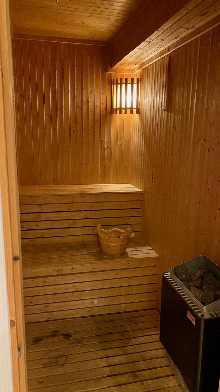 Badstuen har belegg på gulvet og panel på både vegger og i taket. Den er utstyrt med en plassbygd innredning og badstuovn. Galleribilde