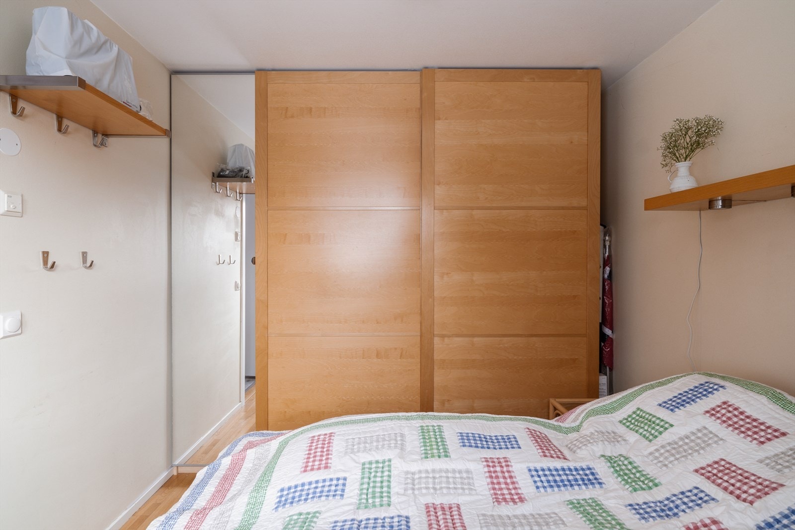 Stor skyvedørsgarderobe sørger for mye lagringsplass. Galleribilde