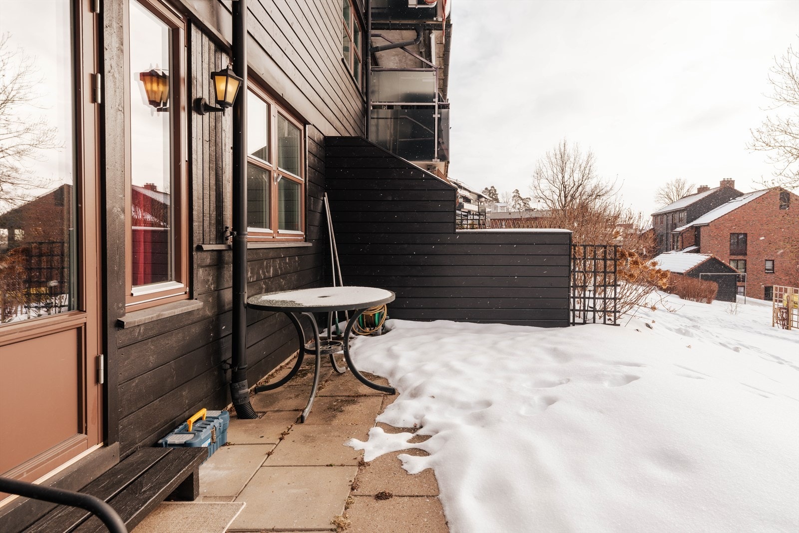 Direkte utgang til en stor, solrik uteplass med mulighet for flere sittegrupper, grill og alt som hører sommeren med. Galleribilde