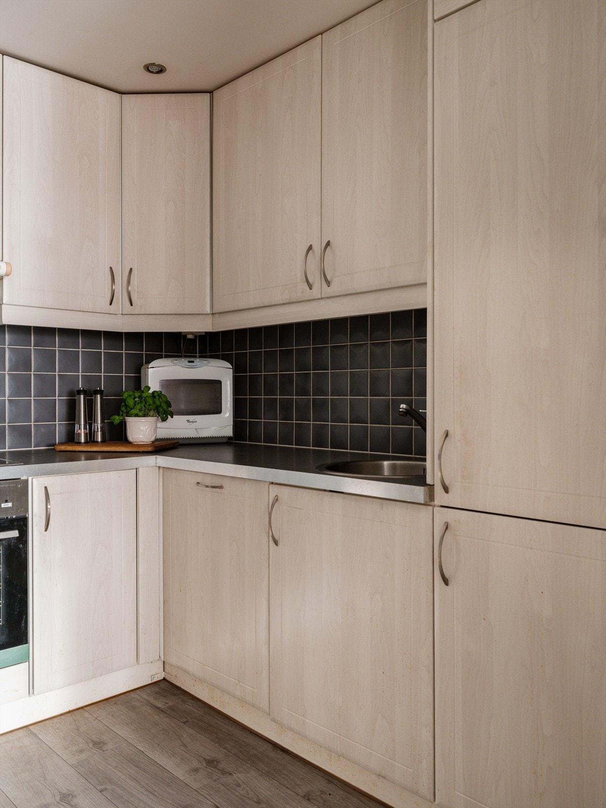 Det er integrerte hvitevarer som stekeovn, keramisk topp og oppvaskmaskin. Galleribilde