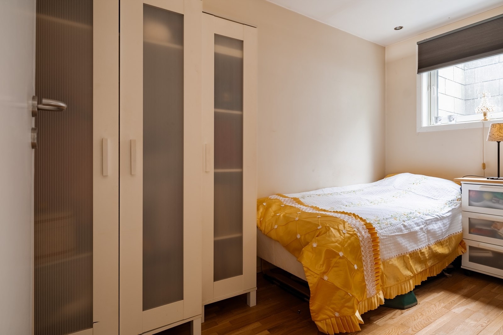 Soverom 2 med mange bruksmuligheter! Egner seg godt som både barnerom, gjesterom eller kontor. Galleribilde