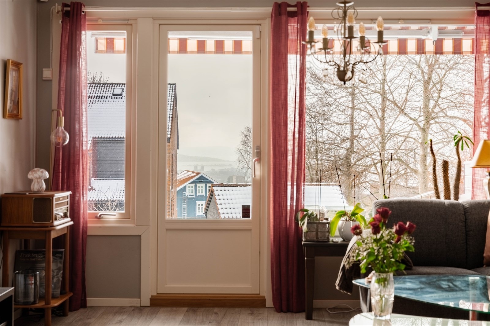 Store vinduer sørger for godt med naturlig lys, samtidig som du kan nyte utsikten når været tillater det. Galleribilde