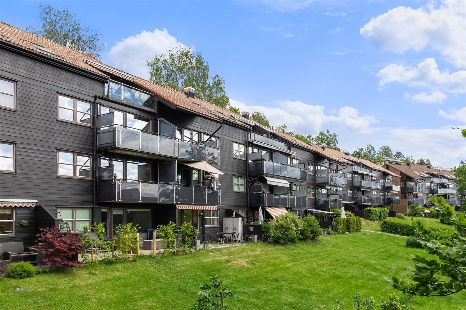 Sommerbilde fra fremsiden! Her kan du gå rett ut på en solrik og frodig uteplass med gode solforhold. Galleribilde