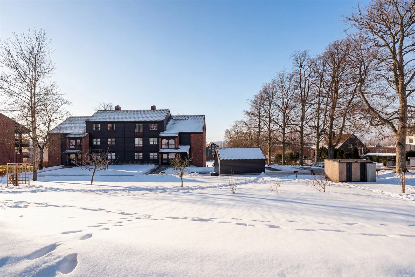 Meget attraktiv beliggenhet i et skjermet og rolig nabolag. Galleribilde