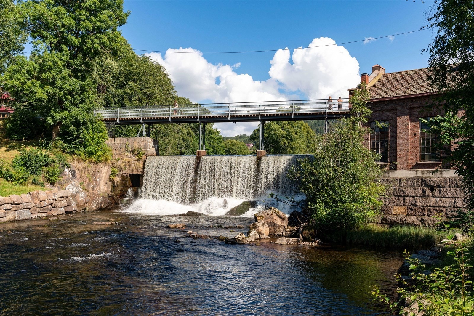 Frysja badeplass/Brekkedammen er en idyllisk dam i nærområdet ved øvre del av Akerselva med Oslos reneste badevann. Galleribilde