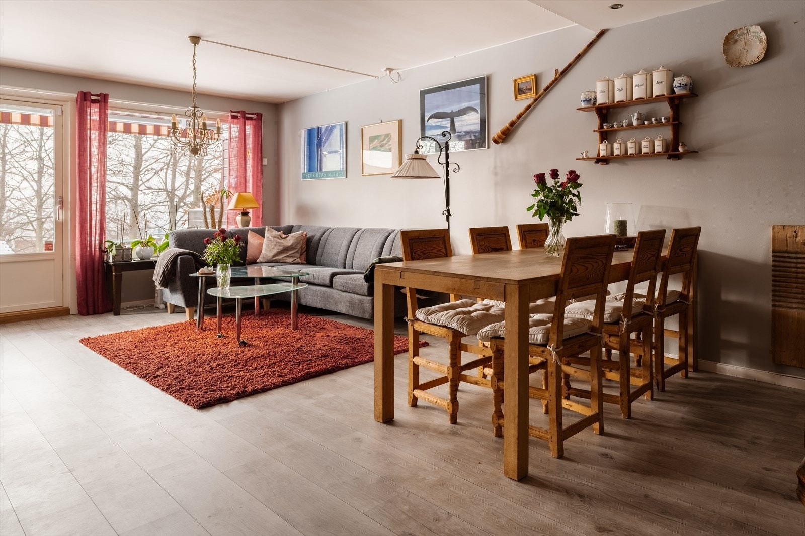 Oppholdsrommet er av god størrelse med naturlig soneinndeling. Galleribilde