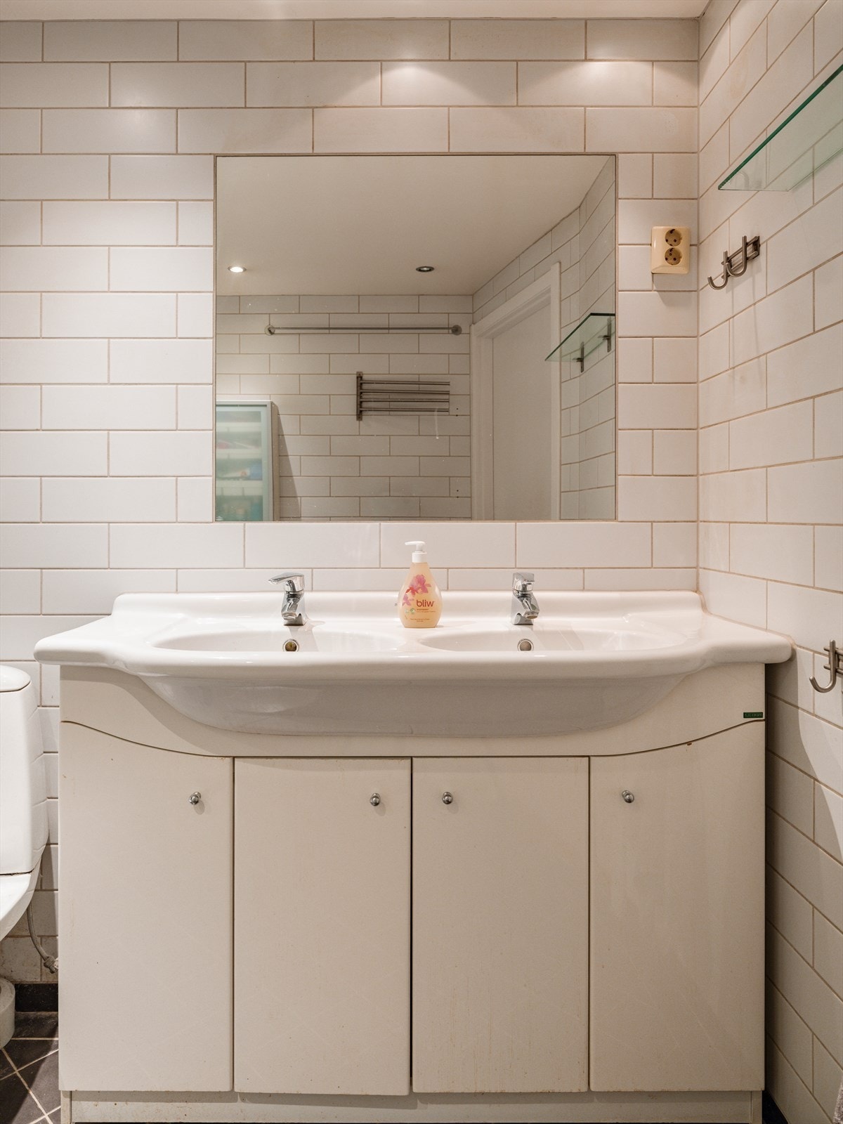 Praktisk baderomsinnredning med god lagringsplass. Galleribilde