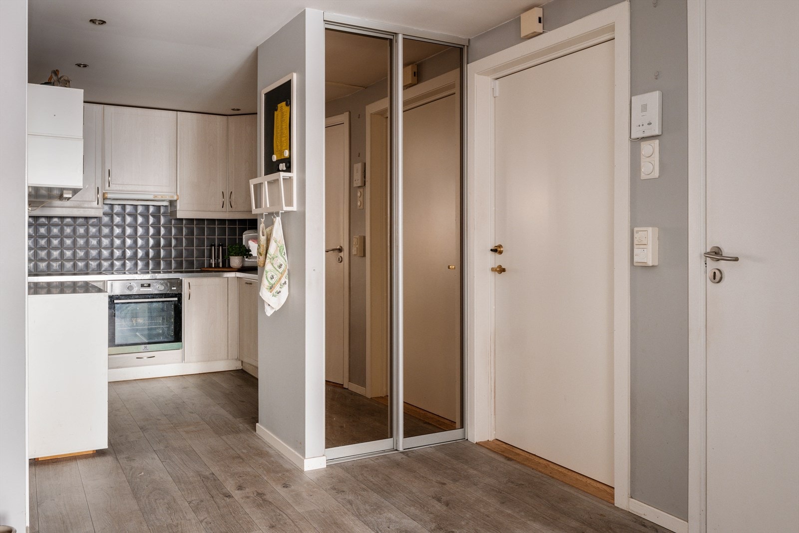 Kjøkkenet ligger delvis adskilt fra stuen, men likevel oppleves det som et åpent og sosialt hjem. Galleribilde