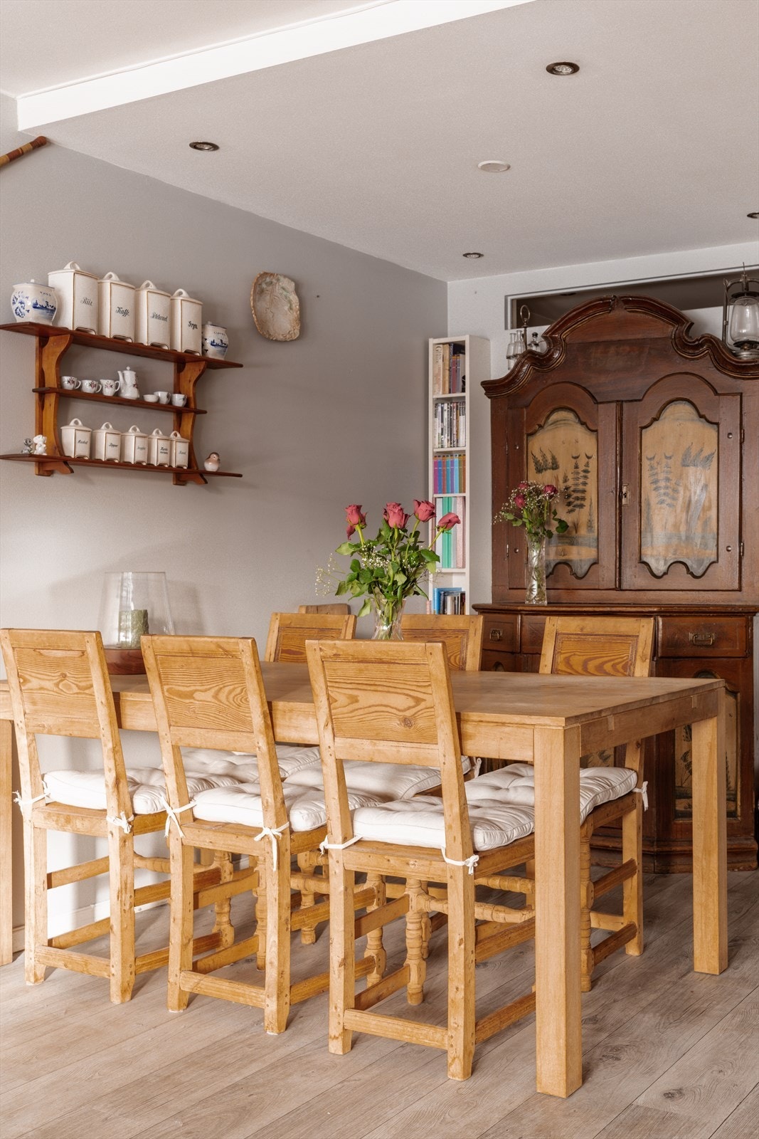 Spisebordet får en naturlig plassering mellom stue- og kjøkkensonen. Galleribilde